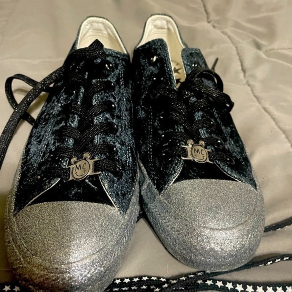 Collectible Miley Cyrus x Converse Wmns Chuck Taylor All Star Ox Black'velvet